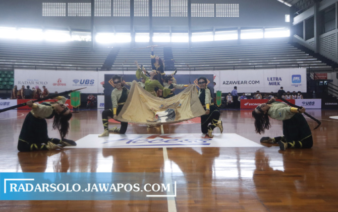 Tim Dance SMAN 3 Surakarta (Smaga) saat beraksi Honda DBL 2021 Central Java Series. (M. IHSAN/RADAR SOLO)