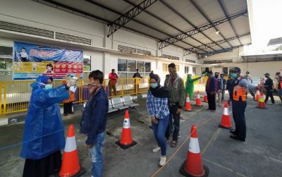 Para penumpang bus dari Jakarta diperiksa suhu badan di Terminal Wonogiri. (IWAN ADI LUHUNG/RADAR SOLO)