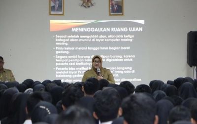 Bupati Sragen memberi semangat peserta ujian SKD CPNS Kabupaten Sragen, beberapa waktu lalu.