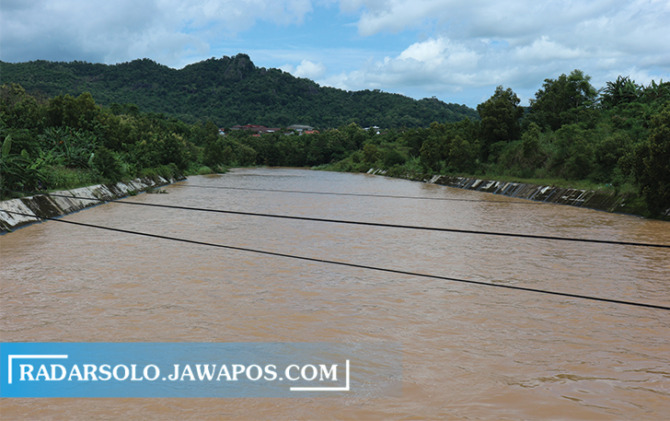 PENUH: Kondisi aliran Waduk Waduk Gajah Mungkur setelah pintu air spillway yang baru dibuka, Jumat (21/1). (IWAN ADI LUHUNG/RADAR SOLO)