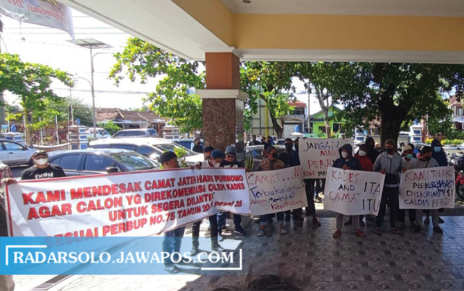 MINTA KEJELASAN: Warga menggelar aksi di kantor Kecamatan Jateng menyikapi seleksi perangkat desa, Jumat (7/1) kemarin. (RUDI HARTONO/RADAR SOLO)