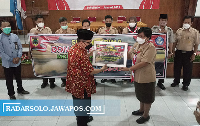 PEDULI: Ketua MKKS SMP Kabupaten Sukoharjo Viveri Wuryandari serahkan donasi untuk korban erupsi Semeru kepada Kepala Disdikbud Kabupaten Sukoharjo Darno, Jumat (7/1).