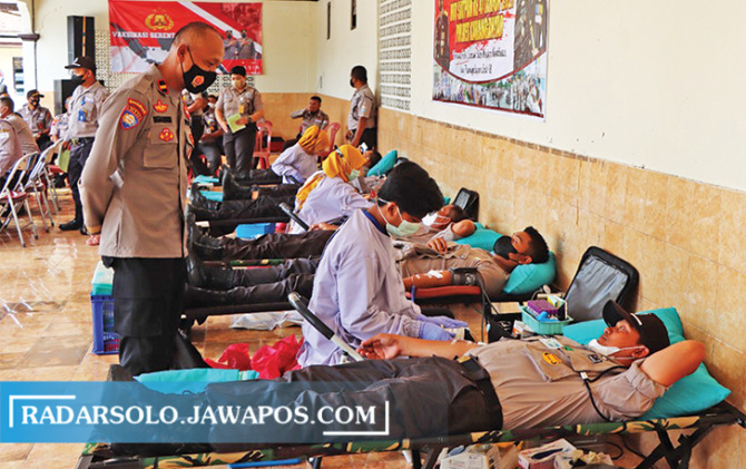 PEDULI: Donor darah melibatkan satpam di Mapolres Karanganyar, Kamis (13/1). (RUDI HARTONO/RADAR SOLO)