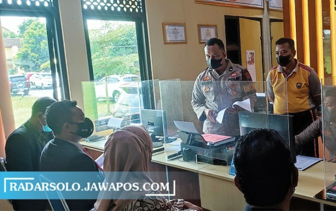 LAPORAN: Pengurus DPC Partai Gerindra Sragen di Polres Sragen, kemarin (28/1). (AHMAD KHAIRUDIN/RADAR SOLO)