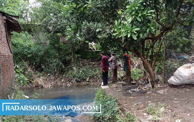 MENDESAK DIRELOKASI: Komisi III DPRD Surakarta pantau kondisi bantaran Kali Jenes yang tercemar limbah, Sabtu (29/1). (ANTONIUS CHRISTIAN/RADAR SOLO)
