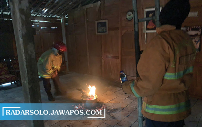 BERBAHAYA: Evakuasi sarang tawon oleh UPT Damkar Wonogiri belum lama ini. Foto Inset petugas harus memanjat atap untuk menjangkau sarang tawon. (IWAN ADI LUHUNG/RADAR SOLO)