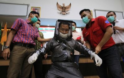 APD hasil buatan FK UNS berbahan dasar jas hujan dan diklaim memiliki sejumlah kelebihan. (DAMIANUS BRAM/RADAR SOLO)