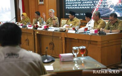 Gubernur Ganjar Pranowo memimpin rapat  tindak lanjut penanganan virus Covid-19 bersama Forkompimda, Senin (16/3).