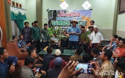 Anggota Komisi IV DPR RI Hamid Noor Yasin saat sarasehan bersama kelompok tani.