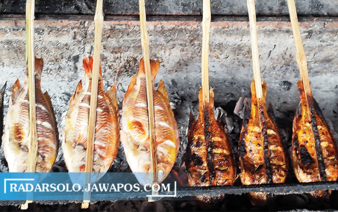 FRESH: Ikan bakar khas Waduk Kedung Ombo yang lansung diambil dari kerambanya. (AHMAD KHAIRUDIN/RADAR SOLO)