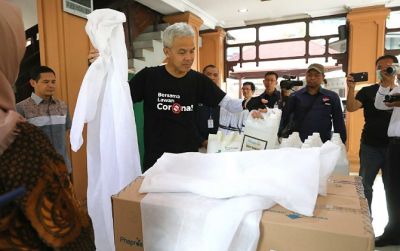 Gubernur Jateng Ganjar Pranowo saat mengenalkan APD buatan RSUD dr Moewardi.