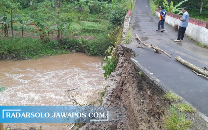 AKSES VITAL: Kondisi jembatan Pagerjurang usai ambrol bagian talutnya, Minggu (2/1) kemarin. (RUDI HARTONO/RADAR SOLO)