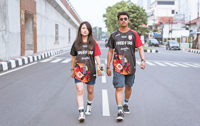 EPIC: Dua orang model mengenakan jersey Persis Solo, hasil kolaborasi dengan seniman muda Malikas. (ISTIMEWA)