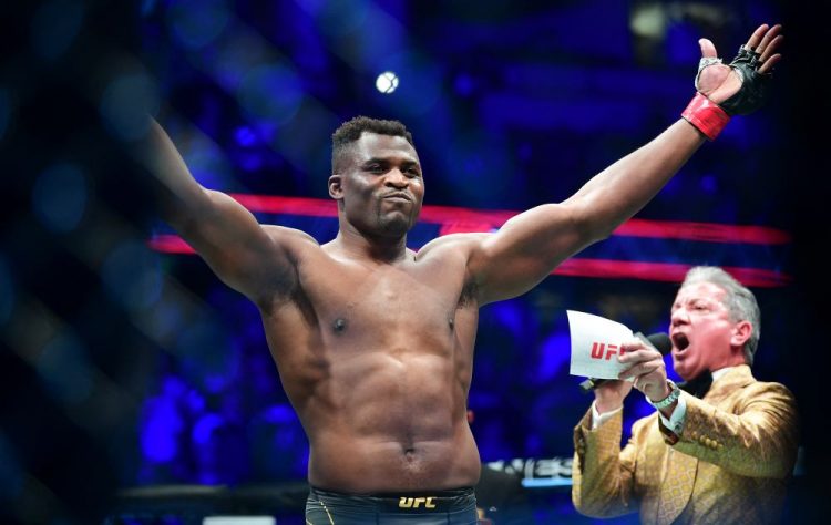 Francis  Ngannou  merayakan kemenangannya atas Ciryl Gane di kelas berat UFC yang digelar di Anaheim, California, (23/1). (Frederic J. BROWN / AFP)