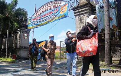 Pemudik dari zona merah korona di Grha Wisata Niaga untuk menjalani karantina selama 14 hari, kemarin (10/4). (DAMIANUS BRAM/RADAR SOLO)