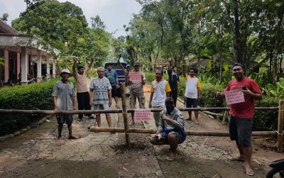 Warga Dusun Tanduran, Desa Jatisari, Kecamatan Jatisrono menutup jalan di dusun tersebut, akses keluar masuk hanya satu pintu.