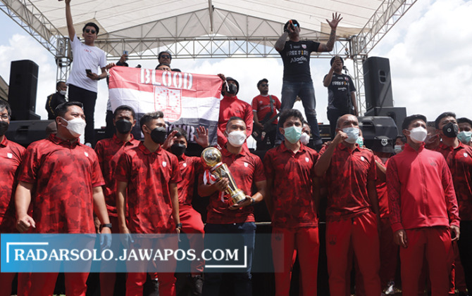 Perayaan kemenangan Persis Solo sebagai juara Liga 2 di Stadion Sriwedari, Minggu (9/1). (M.IHSAN/RADAR SOLO)