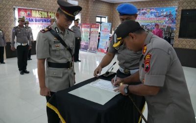 Kapolres Karanganyar AKBP Leganek Mawardi saat acara sertijab kapolsek Jaten, Karanganyar.