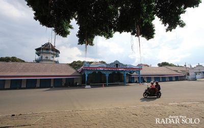 LENGGANG: Seorang pengendara sepeda motor melintasi kompleks Keraton Kasunanan Surakarta Hadiningrat, kemarin (17/3). Kunjungan wisata ke keraton sementara ditutup.