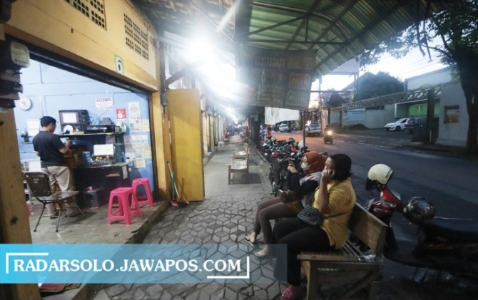BERNAFAS LEGA: Retribusi kios di sisi selatan Stadion Sriwedari yang dikelola Dispora Kota Surakarta, turun menjadi Rp 200 ribu/bulan. (M. IHSAN/RADAR SOLO)