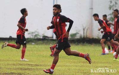 AMUNISI BARU: Syahroni saat berlatih di Lapangan Donohudan, belum lama ini.