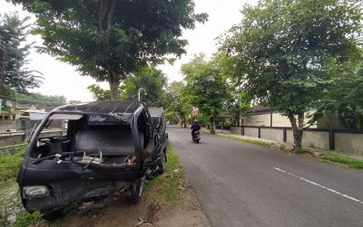 Mobil Mitsubishi yang mengalami laka tunggal di di Jalan Lawu, Dusun Pawang, Desa Gayamdompo, Kecamatan Karangpandan, Jumat (27/3) pagi.