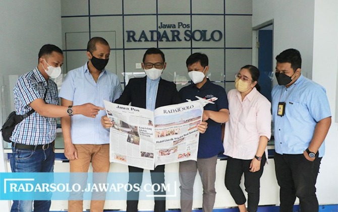 MEDIA VISIT: Corporate Communications Strategic Lion Air Group Danang Mandala (tiga dari kiri) di kantor redaksi Jawa Pos Radar Solo, kemarin. (ARIEF BUDIMAN/RADAR SOLO)