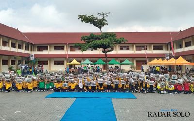 BUDAYA LITERASI: Siswa membaca koran Jawa Pos Radar Solo di sela perayaan HUT Ke-47 SMPN 3 Surakarta di gedung baru, kemarin (18/2). (SEPTIAN REFVINDA/RADAR SOLO)