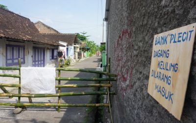 Warga Kampung Karangwuni memasang tulisan melaranb bank plecit masuk kampung selama waspada Covid-19.