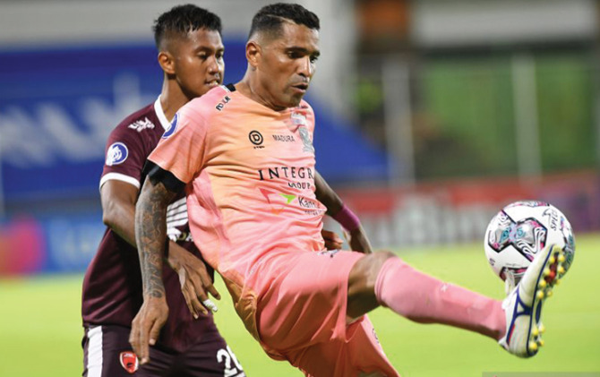 Pemain Madura United Beto Goncalves (kanan) berebut bola dengan pemain PSM Makassar Ganjar Mukti dalam pertandingan Liga 1 di Stadion Kompyang Sujana, Denpasar, Bali, Sabtu (8/1) lalu. (ANTARA)