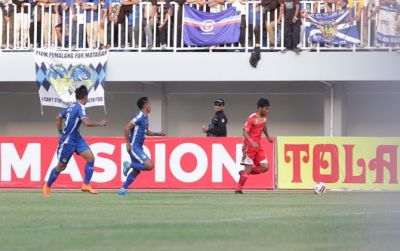 Laga Persis Solo (jersey merah) melawan PSIM Jogja di Stadion Mandala Krida, musim lalu.