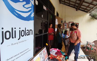 RAMAI: Aktivitas tukar barang di rumah Septiana, Kelurahan Kerten, Laweyan.