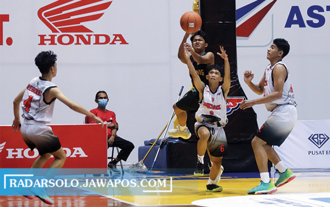 LEGA: Dua pemain SMK ST Mikael Bima Putra Sativara (jersey nomer 6) dan Halmaheranno Aprianto berebut bola dari seorang pemain SMAN 1 Gemolong di ajang Honda DBL, kemarin. (M. IHSAN/RADAR SOLO)