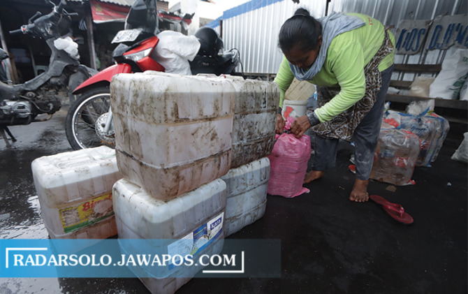 KEBUTUHAN POKOK: Pedagang Pasar Legi menyiapkan minyak goreng curah. Harga komoditas ini picu inflasi. (M. IHSAN/RADAR SOLO)