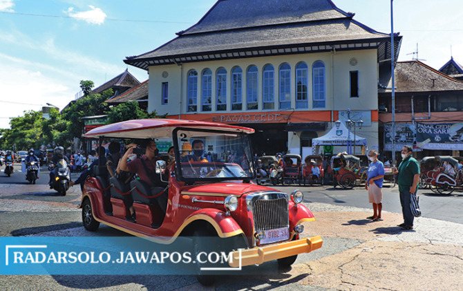 PENYESUAIAN: Mobil listrik wisata tetap dioperasikan di tiga jalur yang sudah ditentukan, tapi akan dibuat jalur khusus dengan pengawalan. (M. IHSAN/RADAR SOLO)