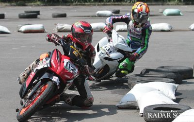 TUNDA GASPOL: Salah satu momen kejuaraan balap motor yang digelar di Sirkuit Manahan, beberapa tahun lalu.