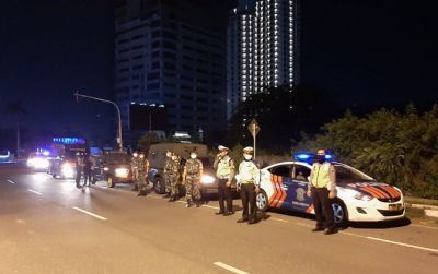 Tim gabungan TNI-Polri mengatur lalu lintas di kawasan Solo Baru. (IWAN KAWUL/RADAR SOLO)