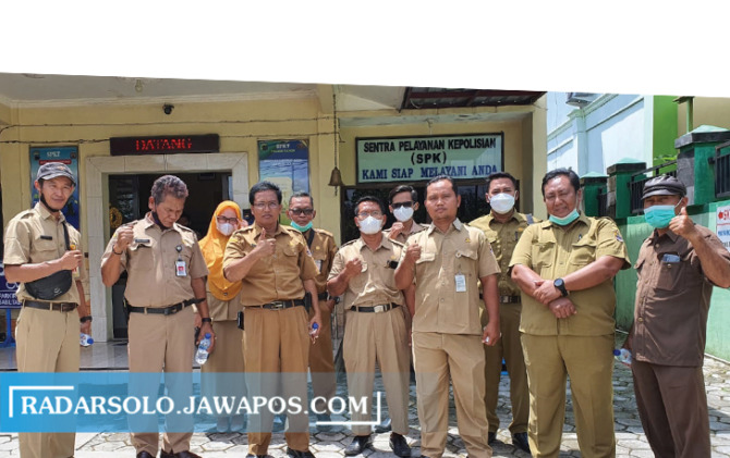 SOLIDARITAS: Paguyuban Sekdes Kecamatan Tanon mengawal laporan penganiayaan Sekdes Sambiduwur. (AHMAD KHAIRUDIN/RADAR SOLO)