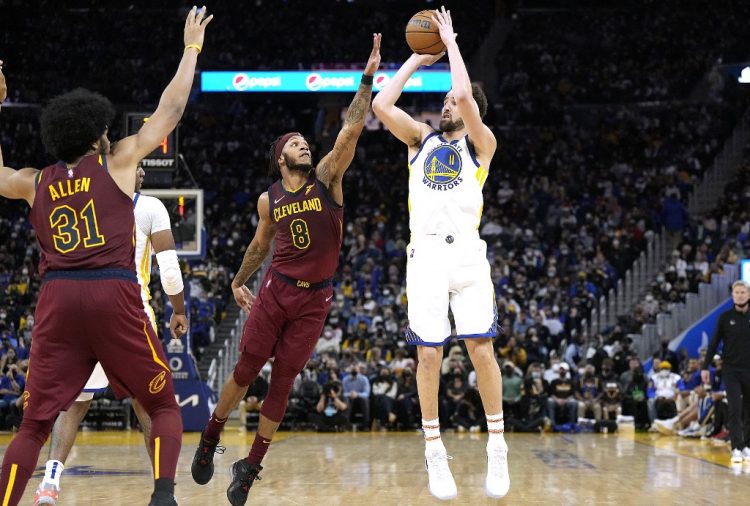 Superstar Golden State Warriors Klay Thompson melakukan tembakan tiga angka saat menghadapi Cleveland Cavaliers dalam laga di Chase Center, San Francisco (10/1) WIB. (Thearon W. Henderson/AFP )