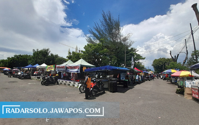 BERGELIAT: Pedagang Alun-Alun Karanganyar mulai berjualan kembali, Minggu (9/1). Protokol kesehatan diutamakan untuk mencegah Covid-19. (RUDI HARTONO/RADAR SOLO)