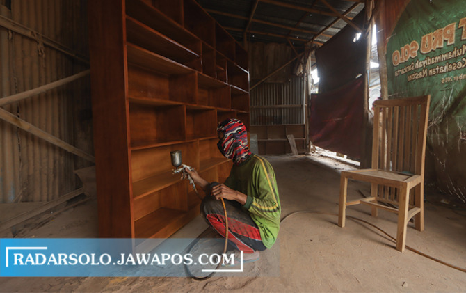 PRODUK LOKAL: Aktivitas pedagang Pasar Mebel Gilingan sebelum dipindahkan ke pasar darurat Jalan DI Pandjaitan, Banjarsari. (M. IHSAN/RADAR SOLO)