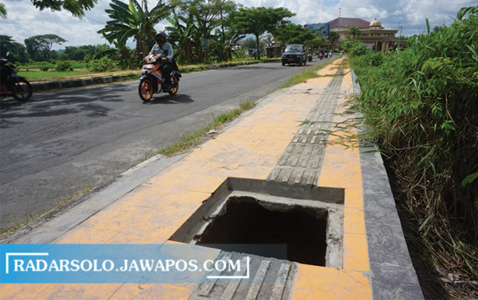 RAWAN: Salah satu pedestrian di ruas Jalan Ir. Soekarno, Kelurahan Buntalan, Kecamatan Klaten Tengah yang berlubang dianggap membahayakan disabilitas yang melintas. (ANGGA PURENDA/RADAR SOLO)