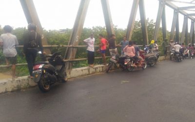 Jembatan Sidowarno dan Sungai Bengawan Solo yang menjadi lokasi kejadian. (ANGGA PURENDA/RADAR SOLO)