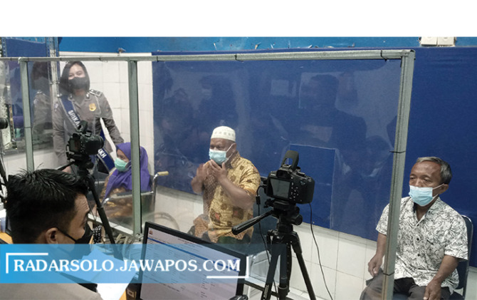 PELAYANAN: Penyandang disabilitas mengurus permohonan SIM D di Satlantas Polres Sukoharjo belum lama ini. (IWAN KAWUL/RADAR SOLO)