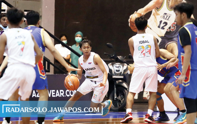 KEY PLAYER: Bintang Smanig M. Hanafi (tengah) dalam games kontra Smabasa di Sritex Arena, kemarin (28/1). (M. IHSAN/RADAR SOLO)