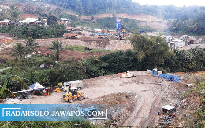PROYEK NASIONAL: Proses pembangunan Waduk Jlantah di Kecamatan Jatiyoso. Sejumlah pemilik lahan yang terdampak mulai mendapatkan ganti rugi. (RUDI HARTONO/RADAR SOLO)