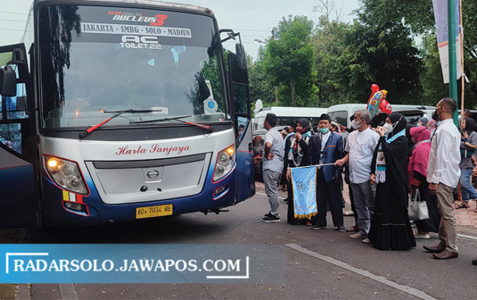 SEMRINGAH: Puluhan jamaah umrah asal Sragen diberangkatkan ke tanah suci, kemarin (30/1). (AHMAD KHAIRUDIN/RADAR SOLO)
