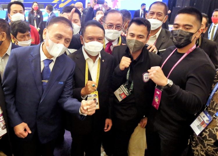 Raffi Ahmad (Kedua dari kanan) dinilai punya totalitas memajukan sepak bola Indonesia (HARITSAH ALMUDATSIR/JAWA POS)