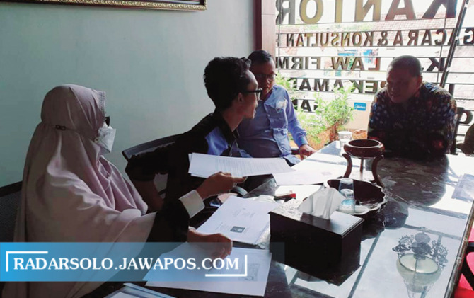 KECEWA: Kuasa salah satu peserta seleksi perangkat Desa Plumbon menunjukkan berkas untuk dikirim ke PTUN.  (RUDI HARTONO/RADAR SOLO)