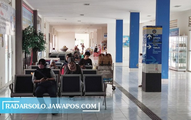 KEMBALI MERANTAU: Penumpang bus keberangkatan di Terminal Tipe A Giri Adipura Wonogiri, Minggu (9/1). (IWAN ADI LUHUNG/RADAR SOLO)